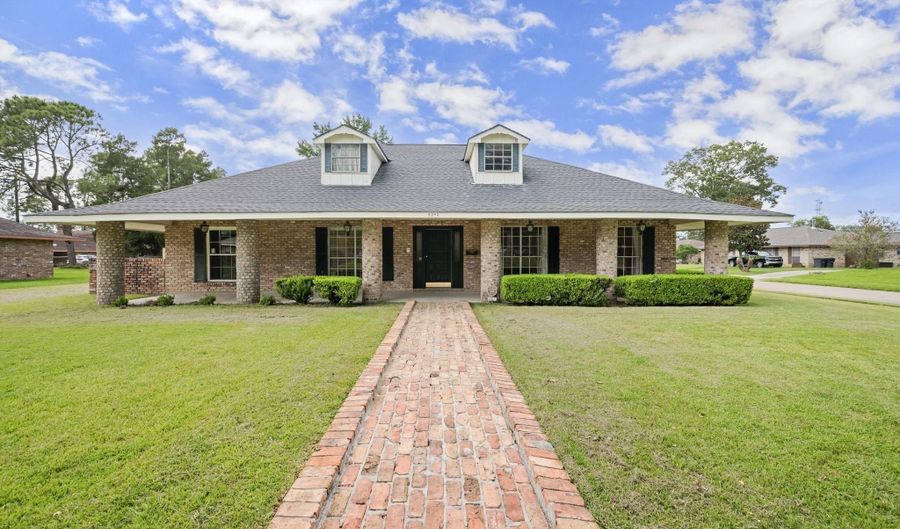 2285 San Clemente Dr, Baton Rouge, LA 70815 - 3 Beds, 3 Bath