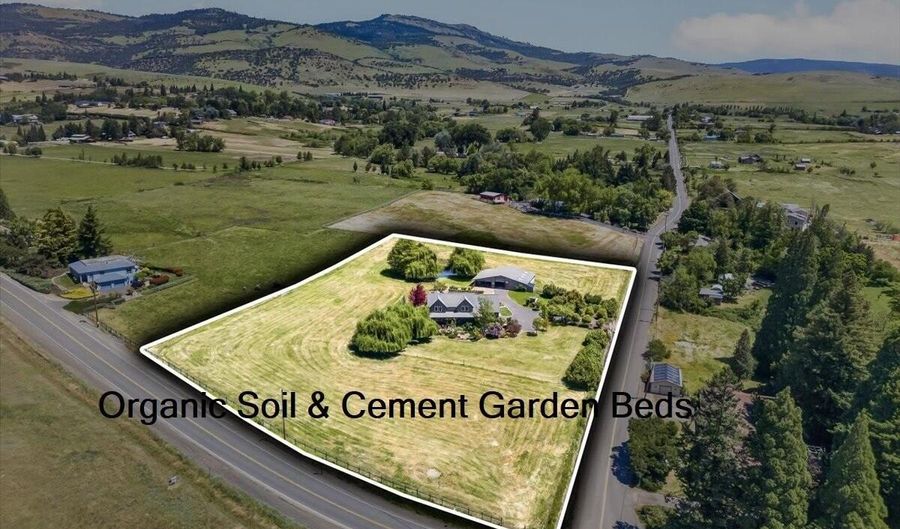 39 E Valley View Rd, Ashland, OR 97520 - 3 Beds, 3 Bath