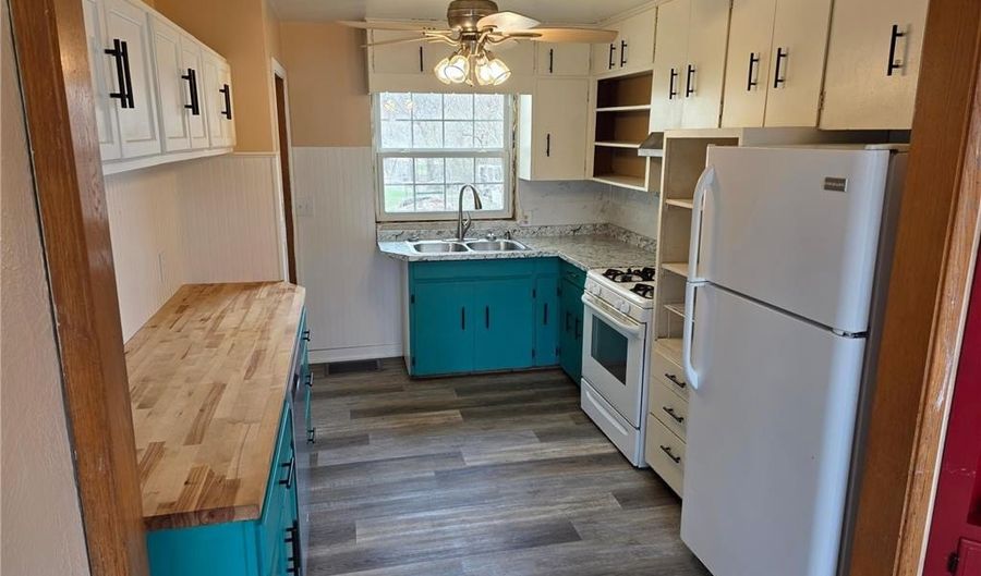 406 14th St SE, Austin, MN 55912 - 4 Beds, 2 Bath