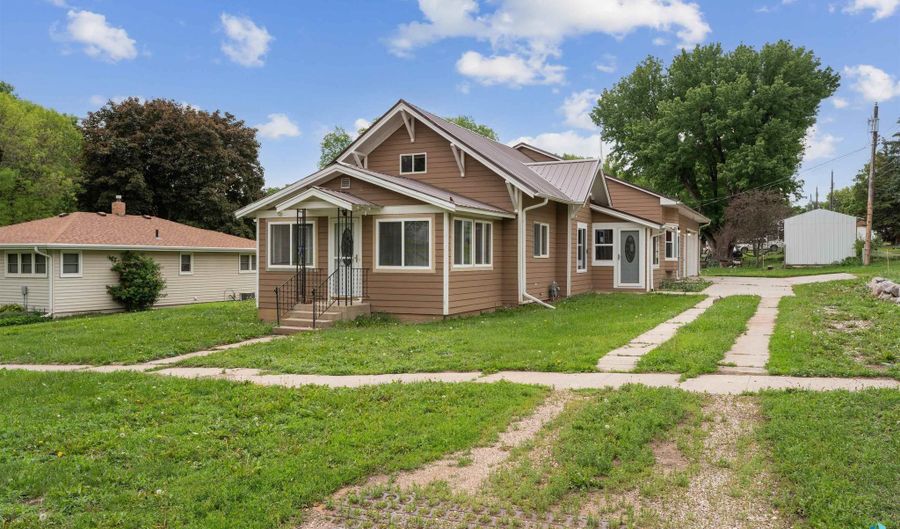 207 W 3rd St, Alcester, SD 57004 - 4 Beds, 3 Bath