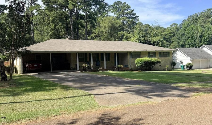 513 Charles St, Brookhaven, MS 39601 - 4 Beds, 3 Bath