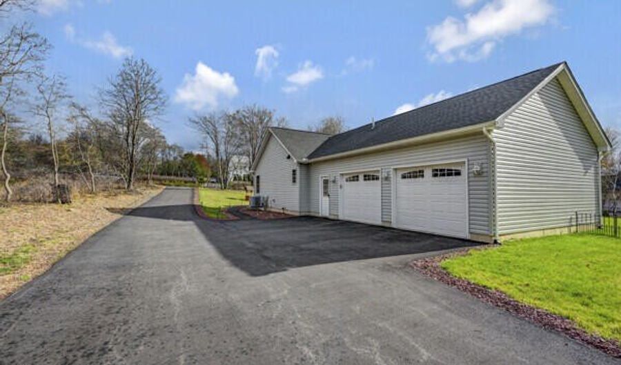 209 Brittany Dr, Albrightsville, PA 18210 - 3 Beds, 3 Bath