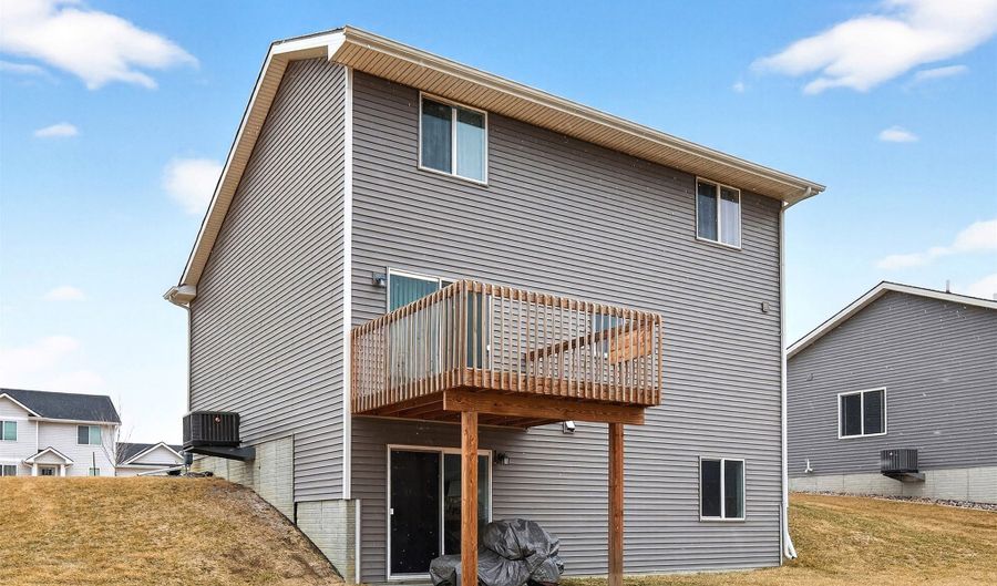 2832 21st St SW, Altoona, IA 50009 - 3 Beds, 3 Bath