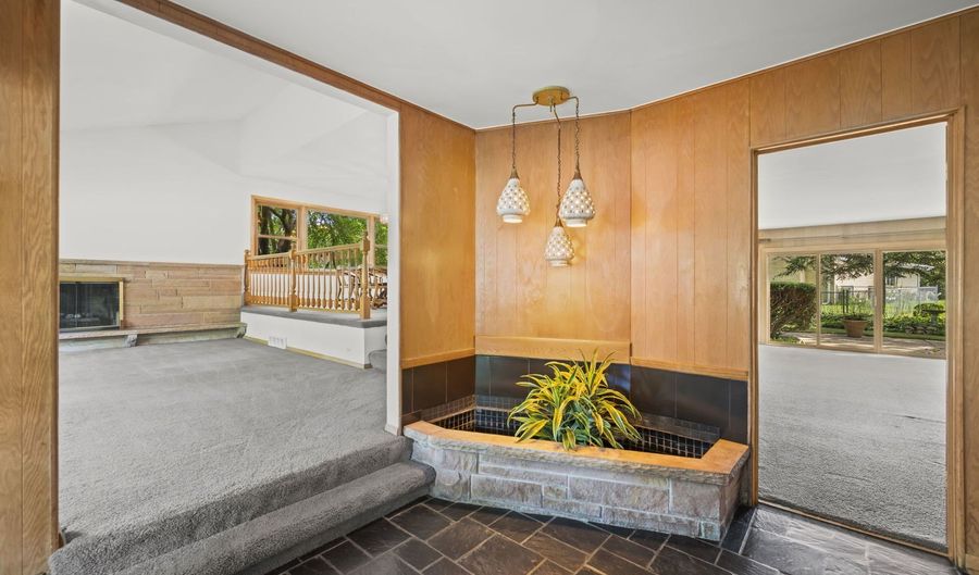 2110 E Eastman Ct, Arlington Heights, IL 60004 - 5 Beds, 4 Bath