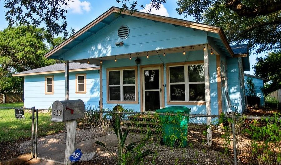 617 N Houston St, Aransas Pass, TX 78336 - 3 Beds, 2 Bath