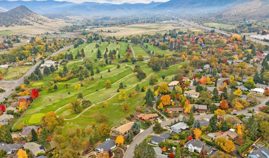 697 Oak Knoll Dr, Ashland, OR 97520 - 3 Beds, 2 Bath