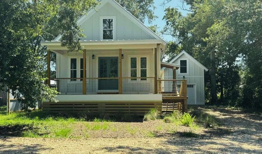 216 15th St, Apalachicola, FL 32320 - 3 Beds, 3 Bath