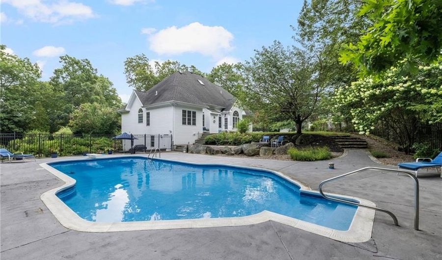 15 Sophia Cir, North Kingstown, RI 02852 - 4 Beds, 4 Bath
