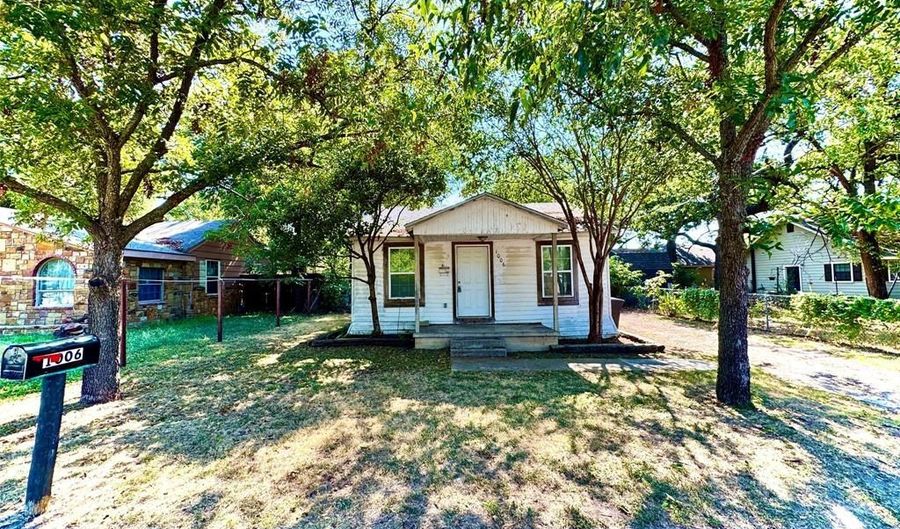 1006 Franklin St, Weatherford, TX 76086 - 2 Beds, 1 Bath