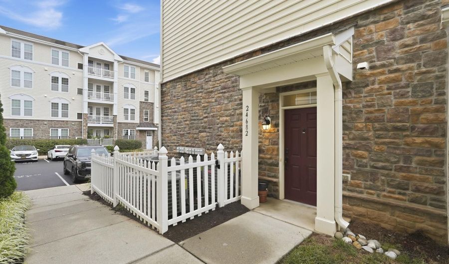 24682 BYRNE MEADOW Sq, Aldie, VA 20105 - 1 Beds, 1 Bath