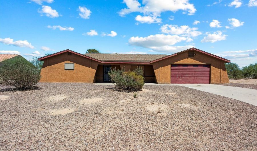 15047 S MOON VALLEY Rd, Arizona City, AZ 85123 - 3 Beds, 3 Bath
