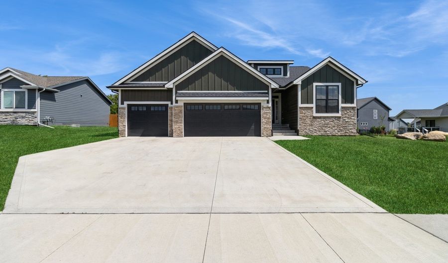 1809 12th St SE, Altoona, IA 50009 - 4 Beds, 3 Bath