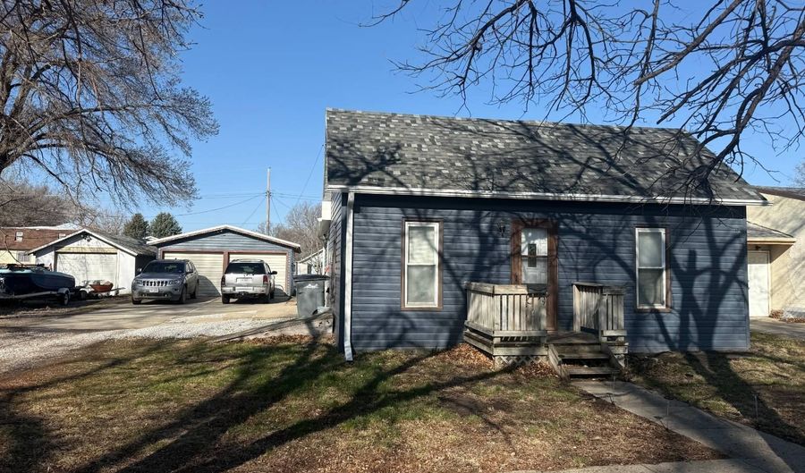 325 S Maple St, Ainsworth, NE 69210 - 2 Beds, 1 Bath