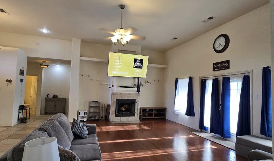 507 Oakwood Pl, Carlsbad, NM 88220 - 5 Beds, 3 Bath