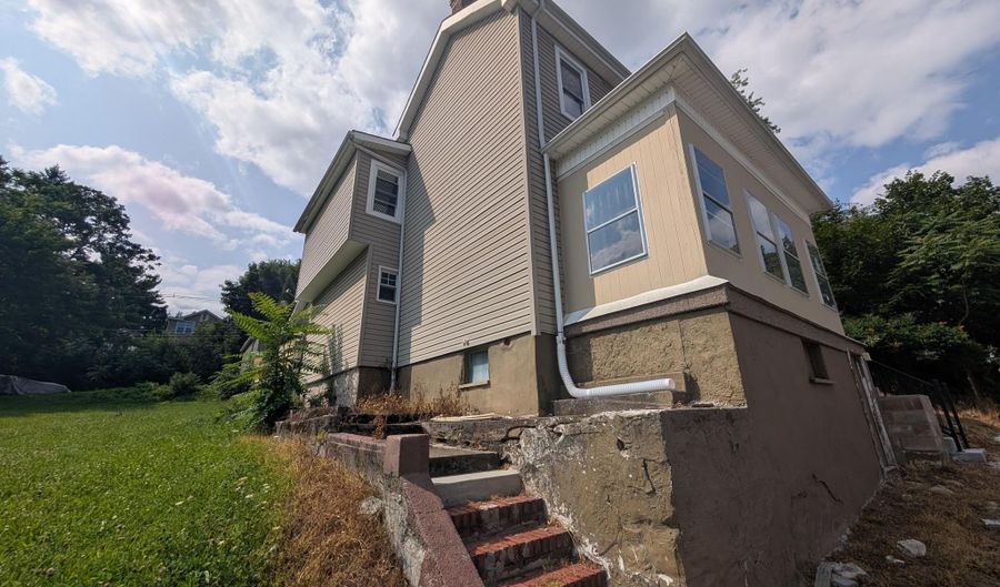 120 E Walnut Ave, Altoona, PA 16601 - 3 Beds, 1 Bath