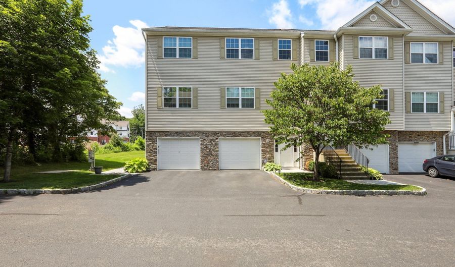 27 Riverview Ct 27, Brookfield, CT 06804 - 2 Beds, 2 Bath