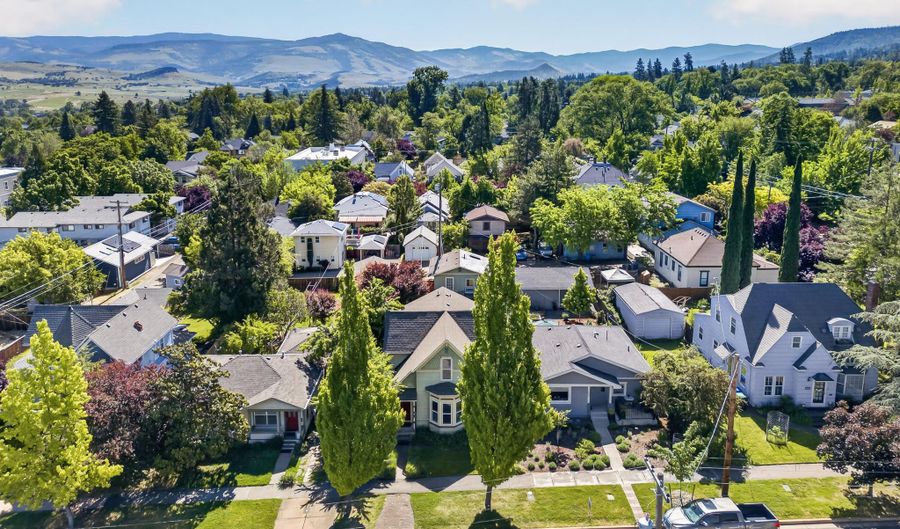 138 Third St, Ashland, OR 97520 - 4 Beds, 3 Bath