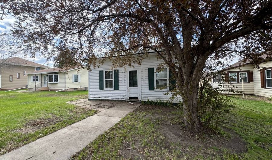 909 7th St, Britton, SD 57430 - 2 Beds, 1 Bath