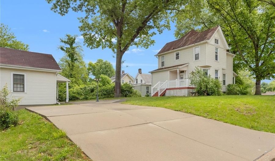 3302 College Ave, Alton, IL 62002 - 3 Beds, 2 Bath