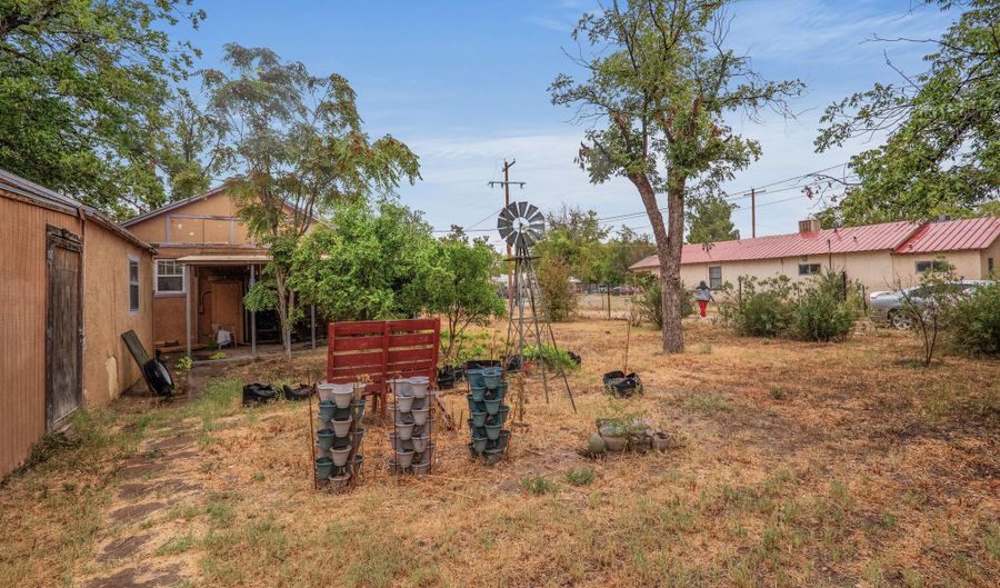 911 W Fox St, Carlsbad, NM 88220 - 2 Beds, 2 Bath