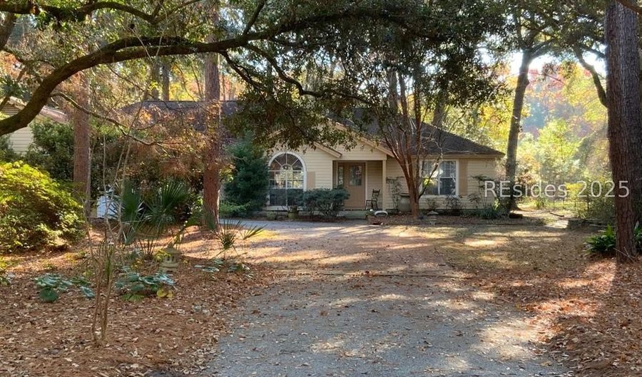10 Moultrie Ct, Beaufort, SC 29907 - 3 Beds, 3 Bath