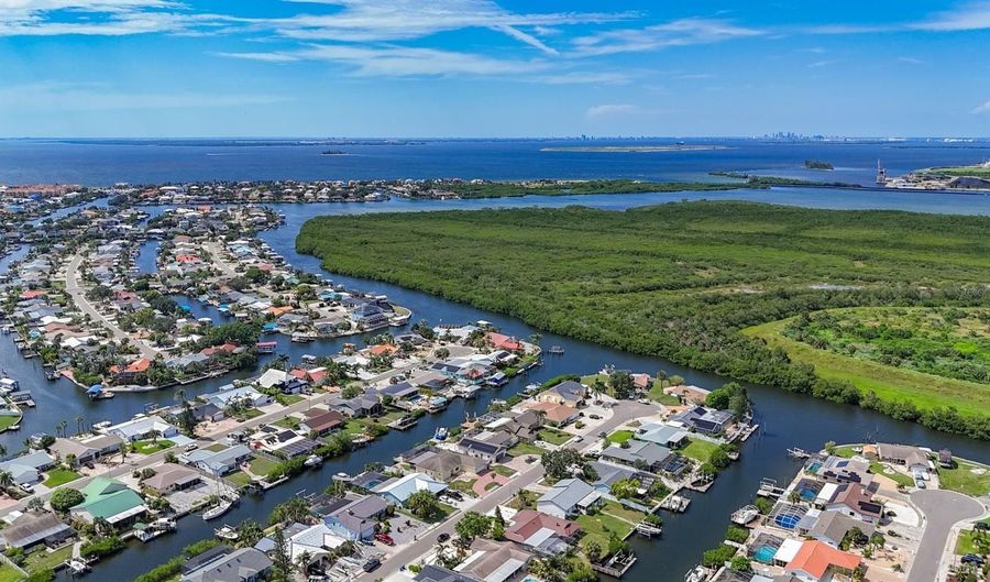 6531 SANTIAGO Ct, Apollo Beach, FL 33572 - 4 Beds, 3 Bath