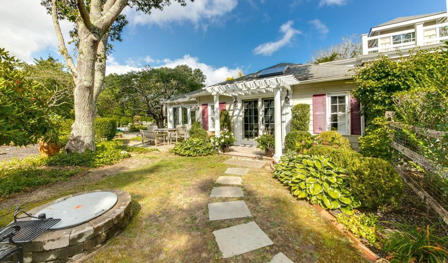 641 Montauk Hwy, Amagansett, NY 11930 - 3 Beds, 3 Bath