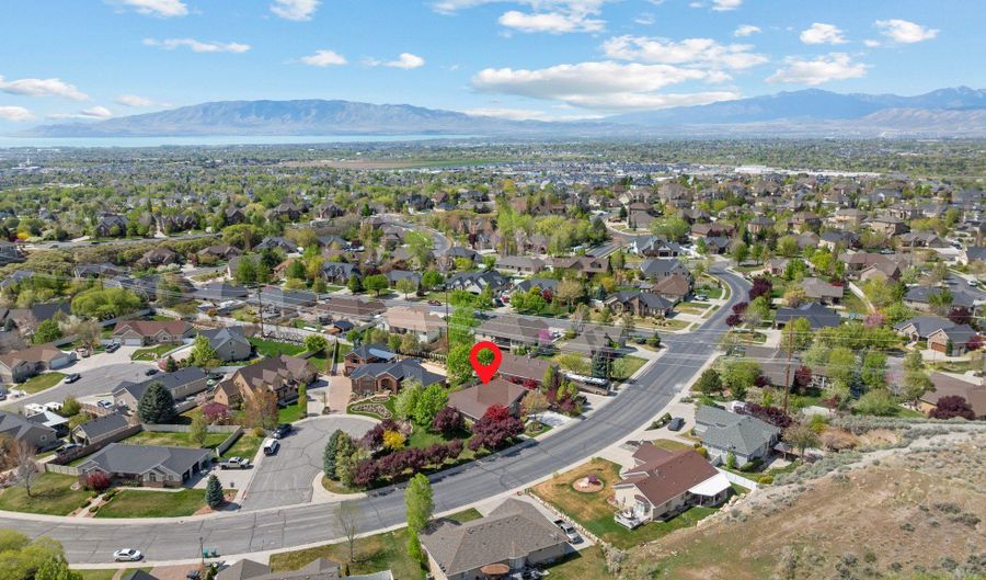 3957 W HONEY LOCUST Ln, Cedar Hills, UT 84062 - 5 Beds, 6 Bath