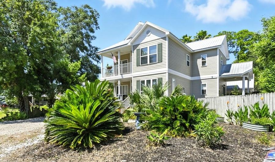 40 Myrtle St, Apalachicola, FL 32320 - 4 Beds, 3 Bath