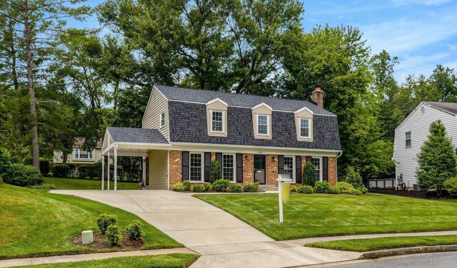 8104 BRIAR CREEK Dr, Annandale, VA 22003 - 4 Beds, 3 Bath