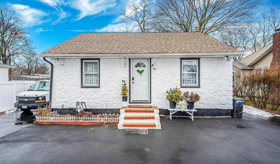 26 Smith St, Amityville, NY 11701 - 2 Beds, 1 Bath