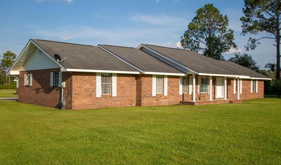 2115 Blackshear Hwy, Baxley, GA 31513 - 4 Beds, 3 Bath