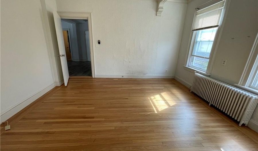 16 Mann Ave 2, Newport, RI 02840 - 1 Beds, 1 Bath