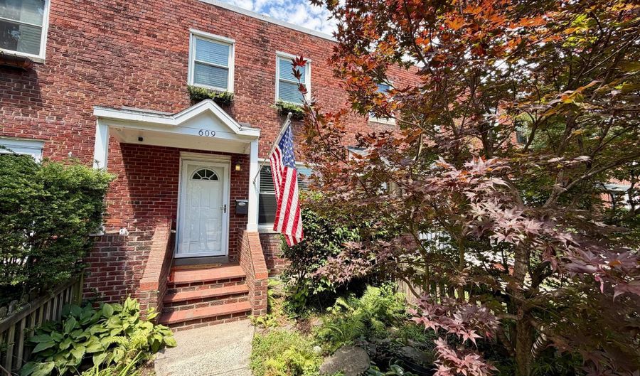 609 S HENRY St, Alexandria, VA 22314 - 3 Beds, 2 Bath