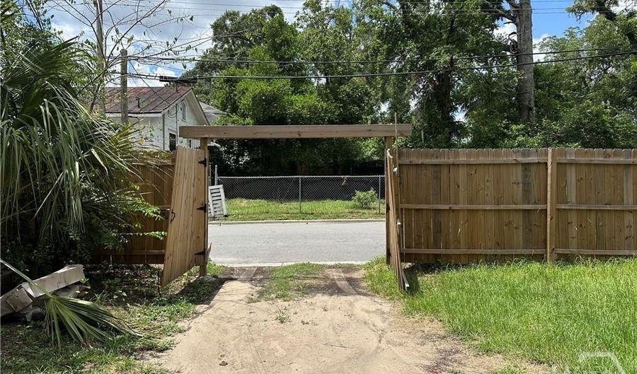 817 W 38th St, Savannah, GA 31415 - 10 Beds, 2 Bath