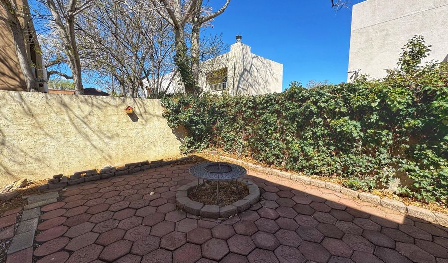 2111 New York Ave SW, Albuquerque, NM 87104 - 2 Beds, 2 Bath