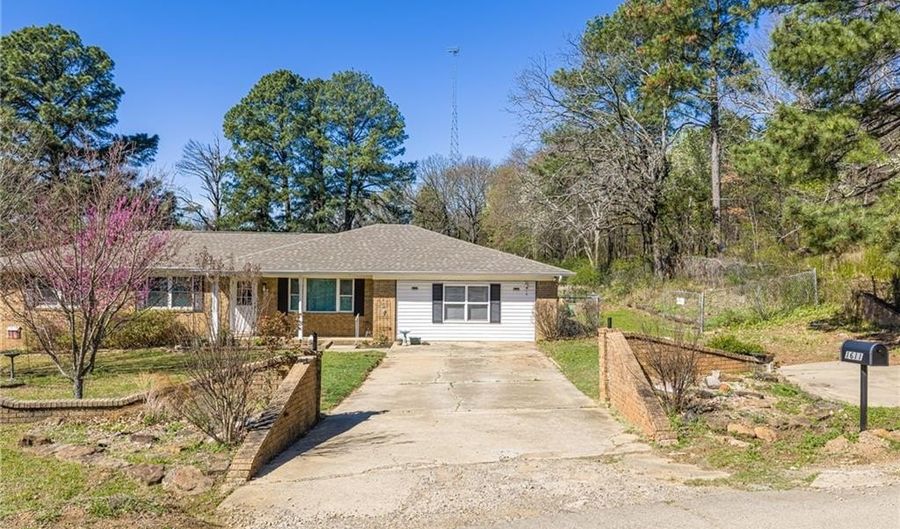 1611 Fairfax St, Alma, AR 72921 - 3 Beds, 2 Bath