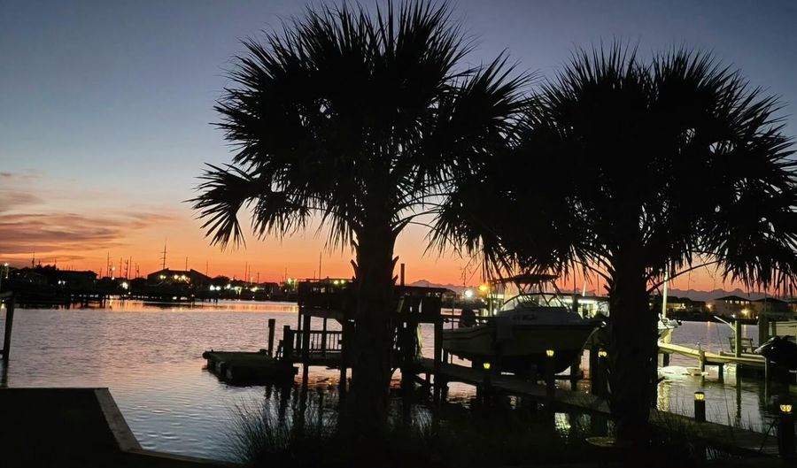147 Bayview Blvd, Atlantic Beach, NC 28512 - 4 Beds, 3 Bath