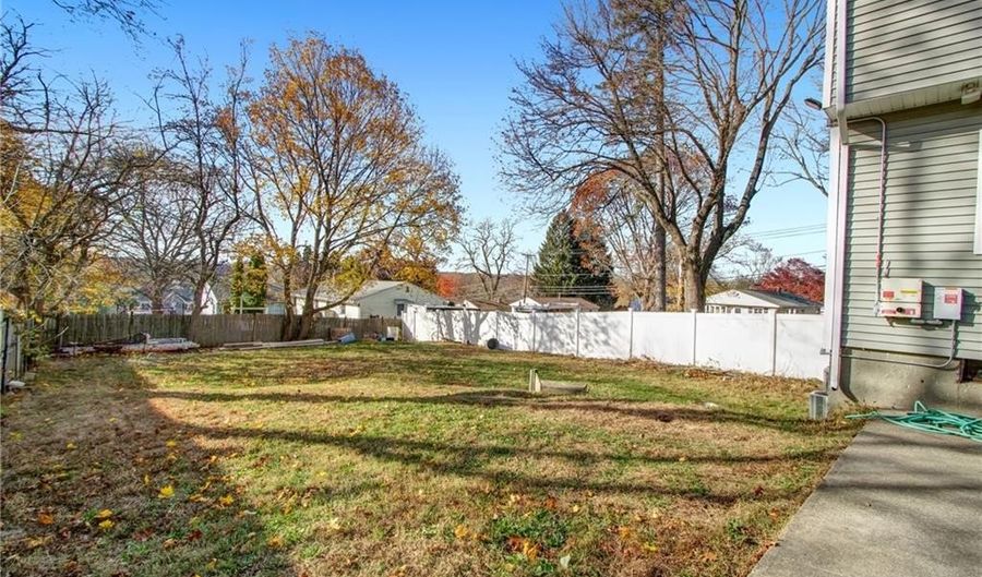 40 Rosner Ave, North Providence, RI 02904 - 3 Beds, 2 Bath