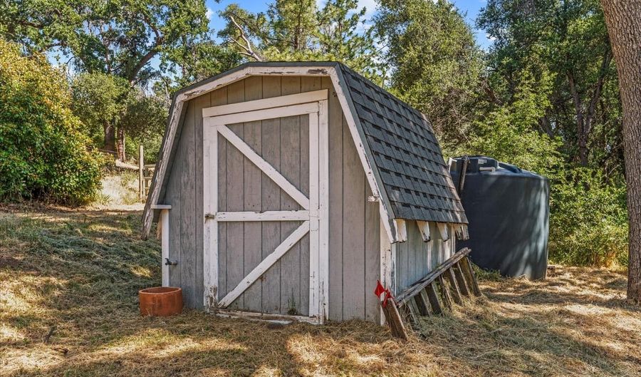 44670 Thunderhead Dr, Ahwahnee, CA 93601 - 3 Beds, 2 Bath