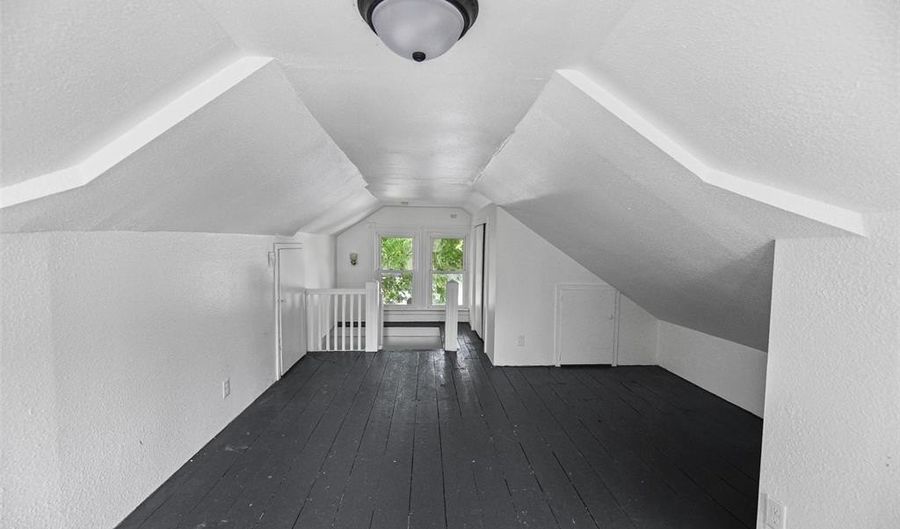 706 Grove St, Alton, IL 62002 - 3 Beds, 2 Bath