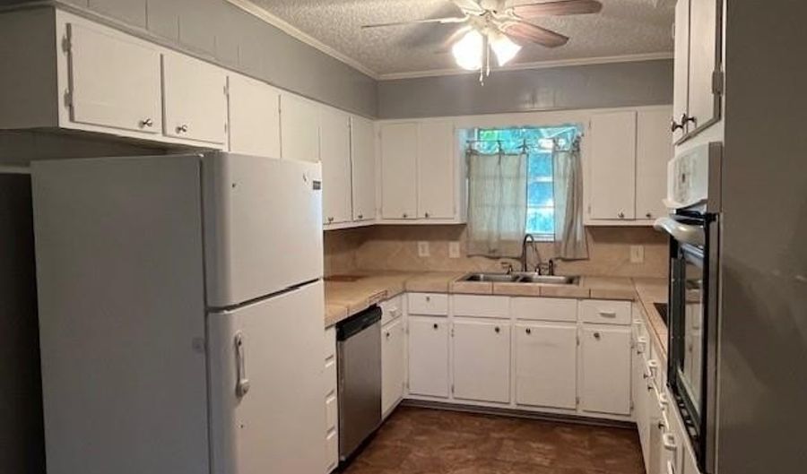 920 Jory St, Hico, TX 76457 - 3 Beds, 2 Bath