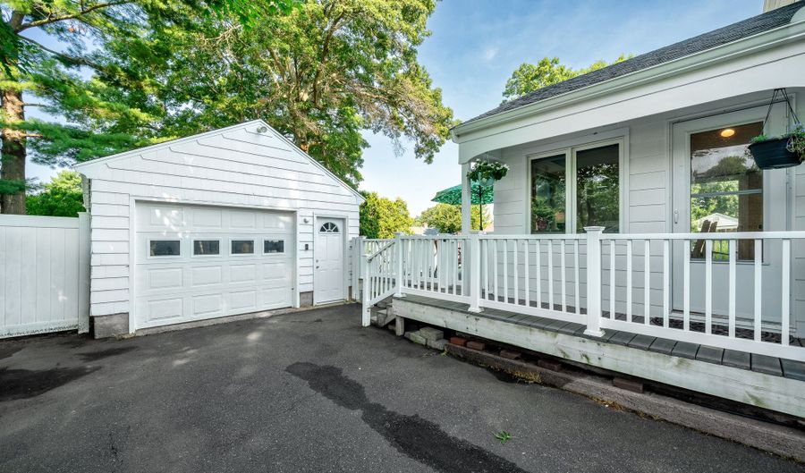 16 Raymond Pl, Cromwell, CT 06416 - 4 Beds, 2 Bath