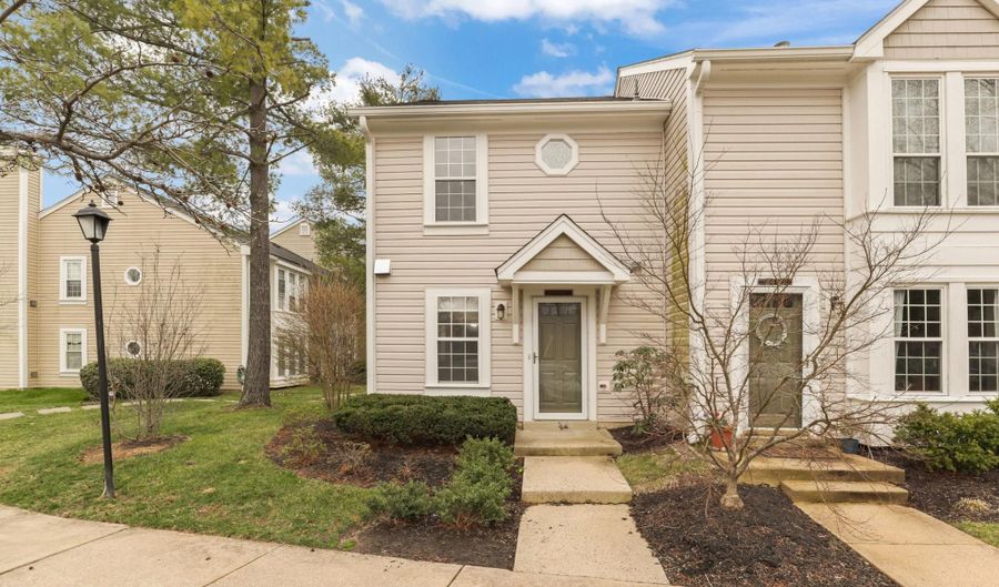 2403 S WALTER REED Dr S, Arlington, VA 22206 - 2 Beds, 2 Bath