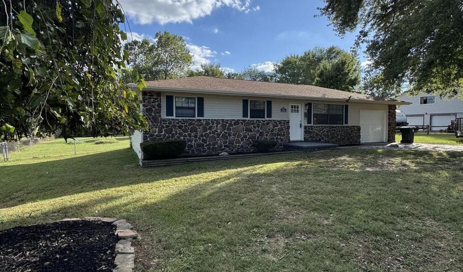 808 E Walnut St, Aurora, MO 65605 - 3 Beds, 1 Bath