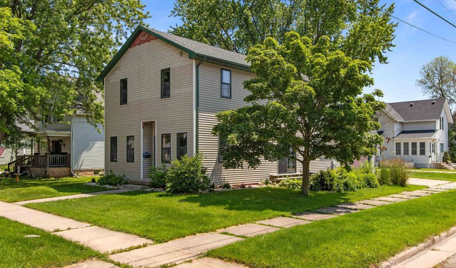 301 E HARRISON St, Appleton, WI 54915 - 5 Beds, 3 Bath