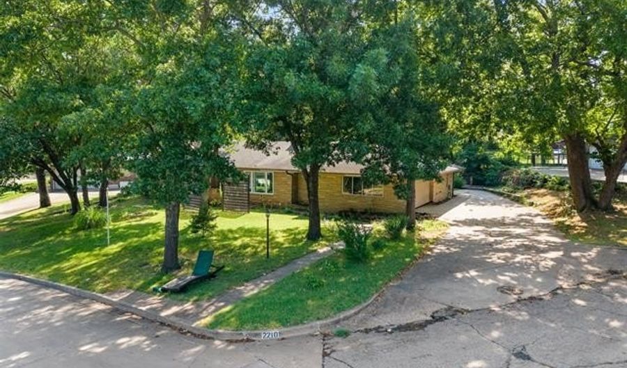 2210 Skyline Dr, Bartlesville, OK 74006 - 3 Beds, 3 Bath