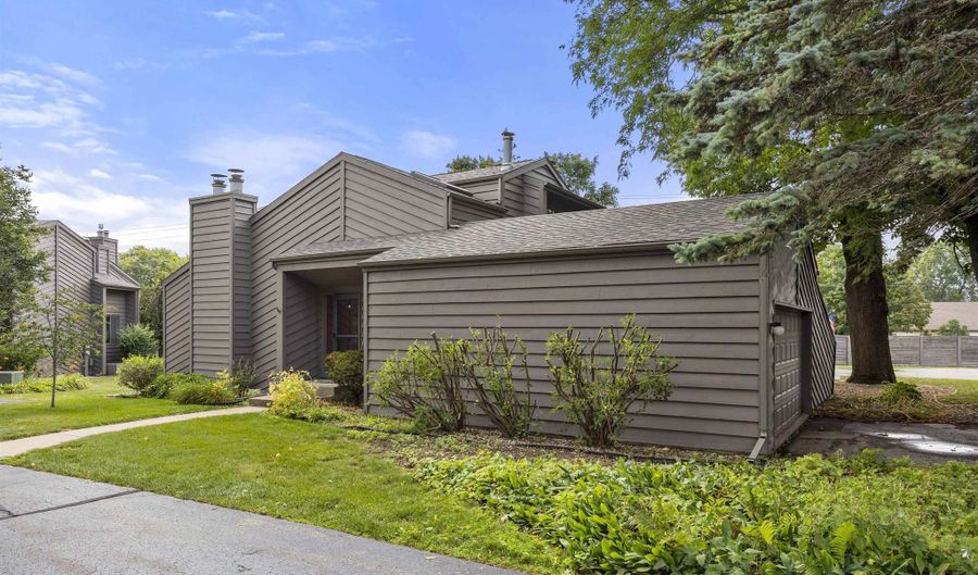 827 E WINDFIELD Pl, Appleton, WI 54911 - 2 Beds, 2 Bath