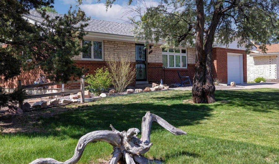 11520 E 2nd Ave, Aurora, CO 80010 - 5 Beds, 3 Bath