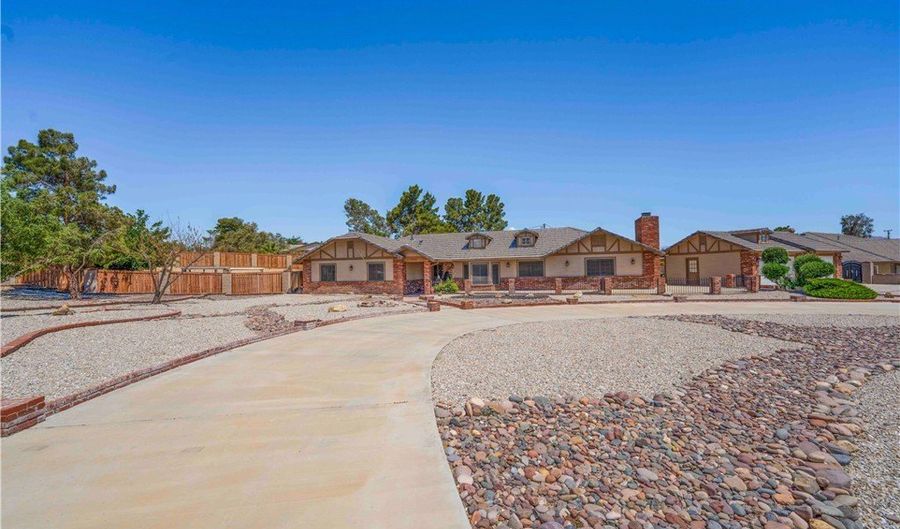 19989 Cronese Ln, Apple Valley, CA 92308 - 3 Beds, 3 Bath